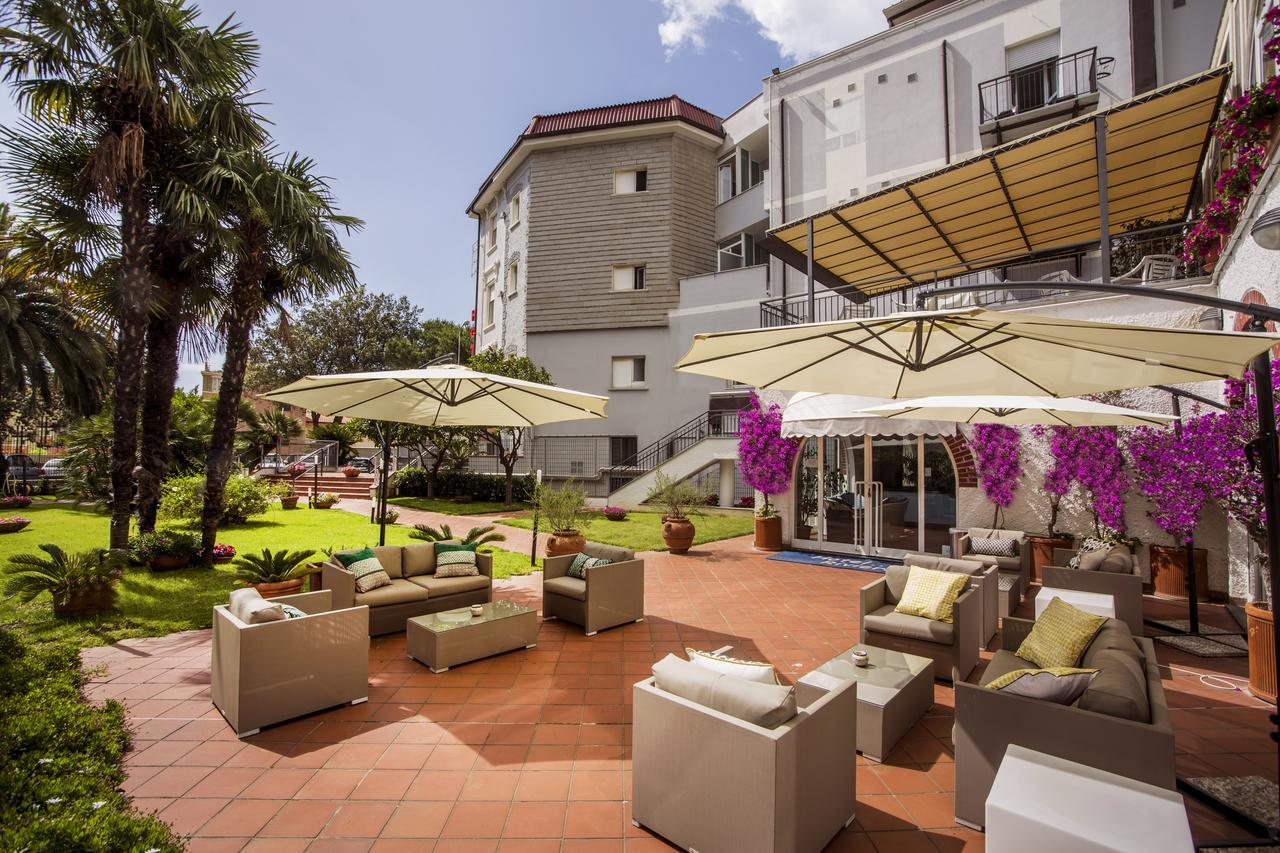 Hotel Riviera 3 Stelle Con Piscina Estiva Gratuita E Garage A Pagamento Spotorno Eksteriør billede